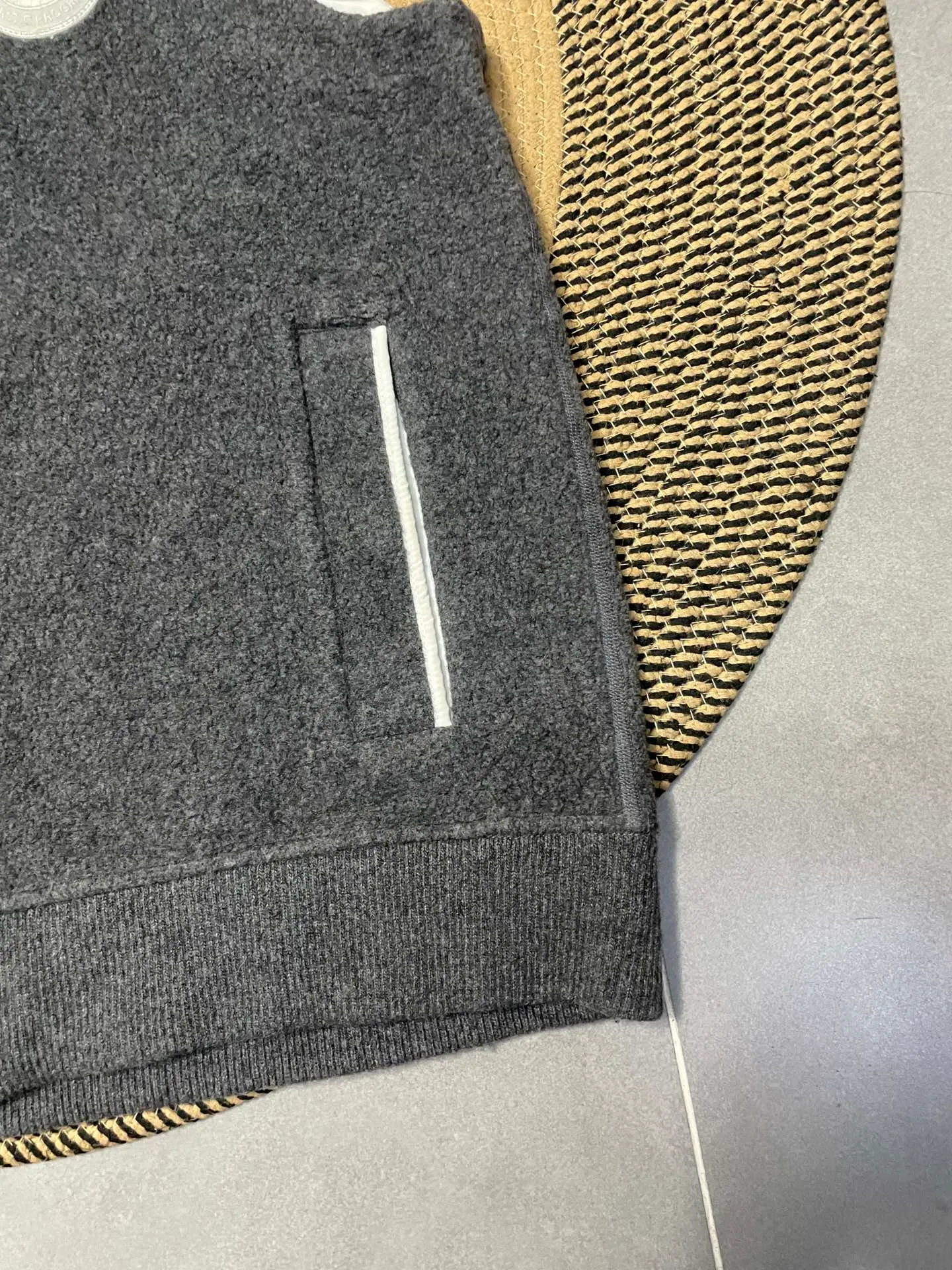P600 Black CANADA GOOSE/Canada Goose Autumn and Winter Couple's Fleece Vest Jacket 🔘Color: Black Gray Khaki Highest version Original fabric High version High quality) ⚠All details Fabric accessories craftsmanship (all 1:1 passed inspection) (The owner is a "detail monster" so the goods he makes also pay attention to details) 1⃣ Distinguish the wrong version of market goods: all go single line ❌ Our genuine 1:1 special machine presses the line (high requirements for machine workers) 2⃣ Differentiates the market from drawings and making goods. Fabric color difference is too big. You get what you pay for, not fast food. 3⃣ Differentiates the market from low-end versions to receive labels, hang tags, and wash labels. All our accessories are custom-made (approved level) 4⃣ Differentiates the market from the detail-free workmanship❌ Our workmanship: neckline, shoulder line, armholes, cuffs, hem (In order to increase the cost, we must also restore the original product: yoke taping, double needle threading🔍) Size: S-XXL